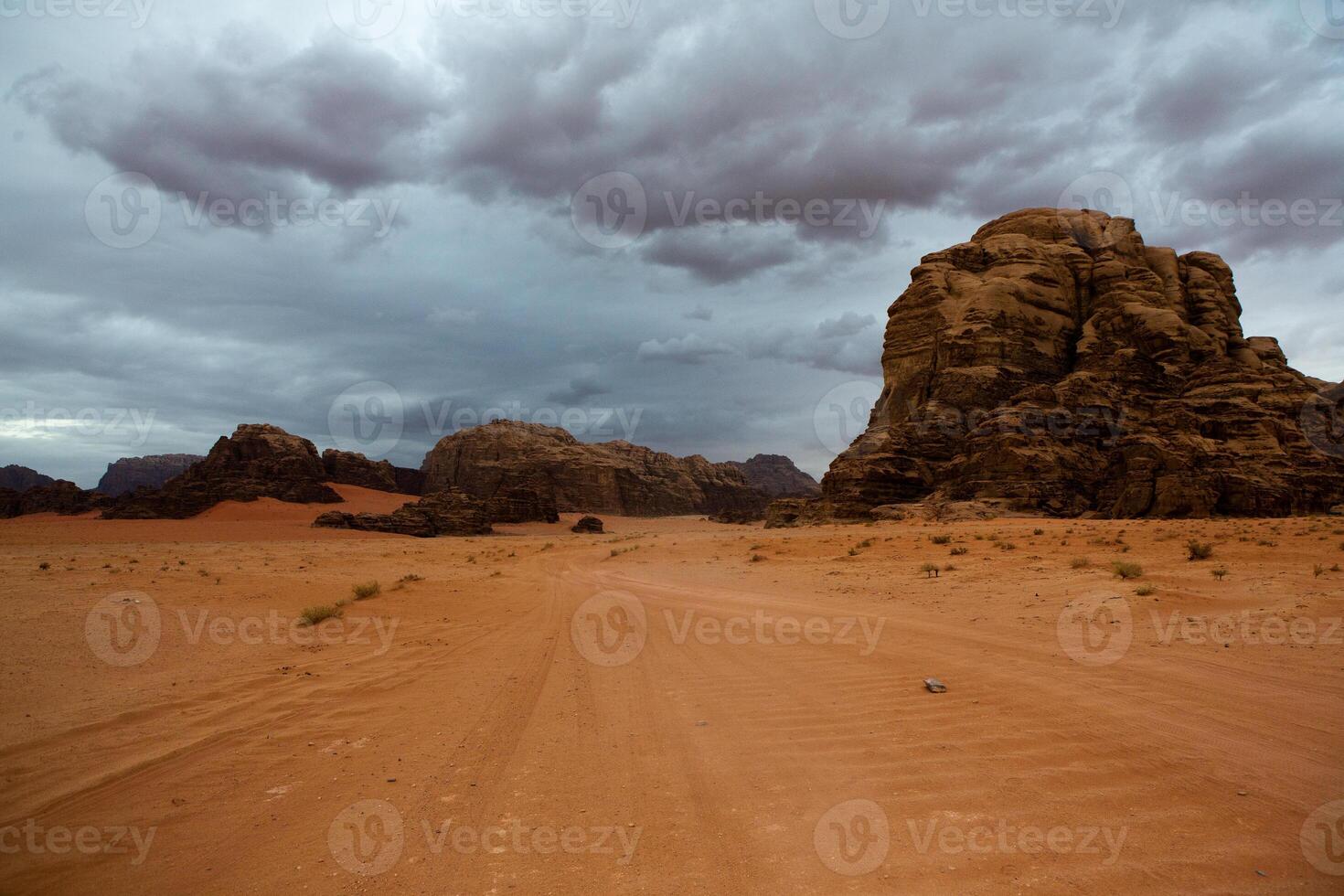 wadi Rum deserto nel Giordania. su il tramonto. panorama di bellissimo sabbia modello su il duna. deserto paesaggio nel Giordania. foto