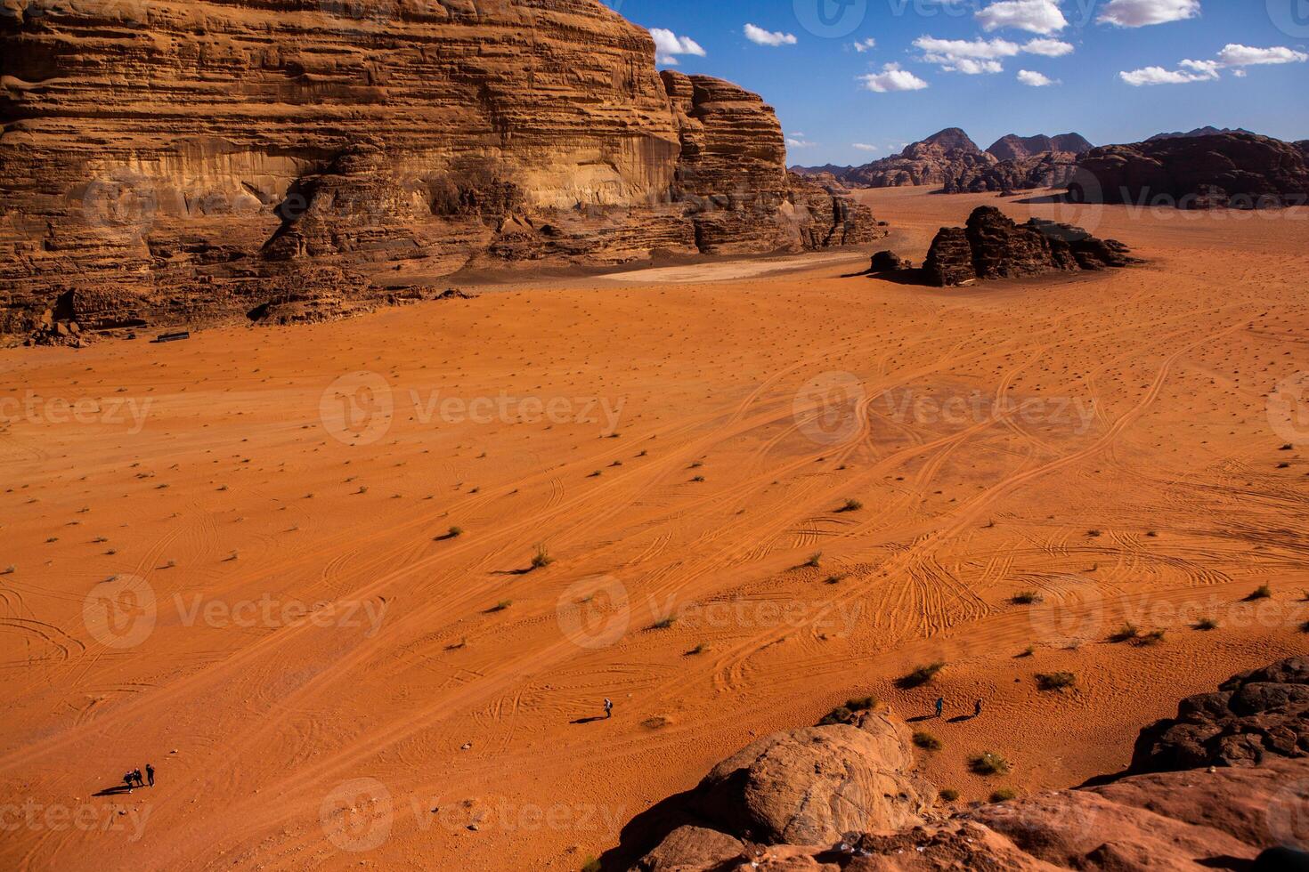 wadi Rum deserto nel Giordania. su il tramonto. panorama di bellissimo sabbia modello su il duna. deserto paesaggio nel Giordania. foto