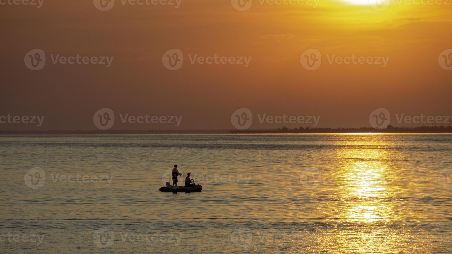 silhouette di gomma da cancellare barca e d'oro tramonto, Surin isola nazionale parco, Tailandia foto