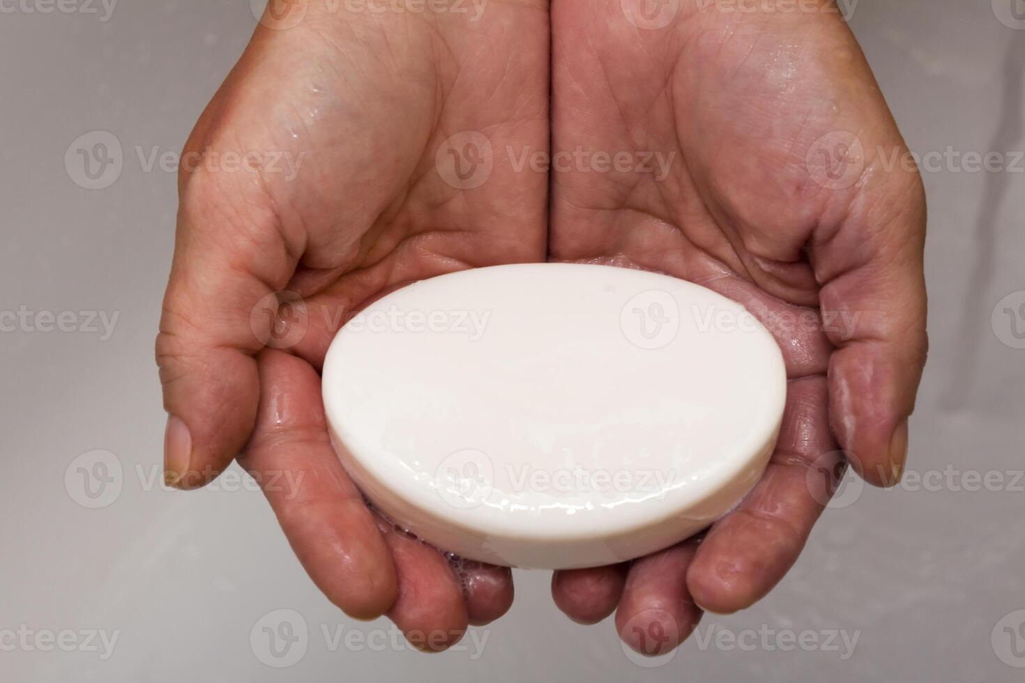 mani di lavaggio della donna dell'afroamericano, isolate su priorità bassa bianca foto