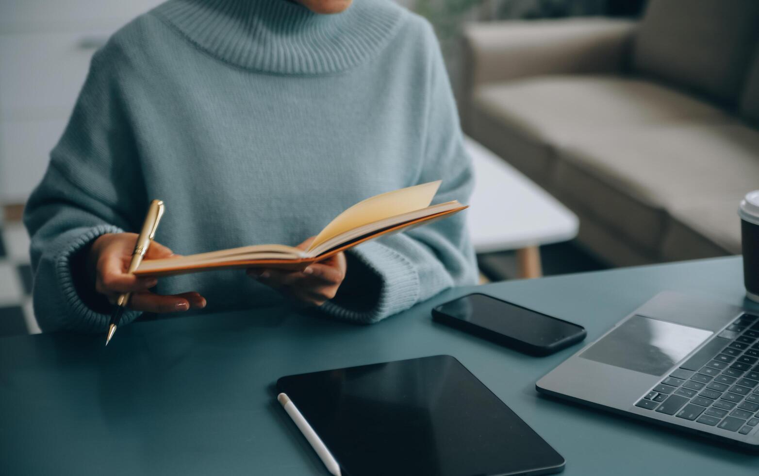 fiducioso femmina interprete tradurre documento a partire dal straniero linguaggio per inglese uso pc App rendere Appunti nel carta copia. professionale giovane donna editore corretta errori errori nel stampato articolo testo foto