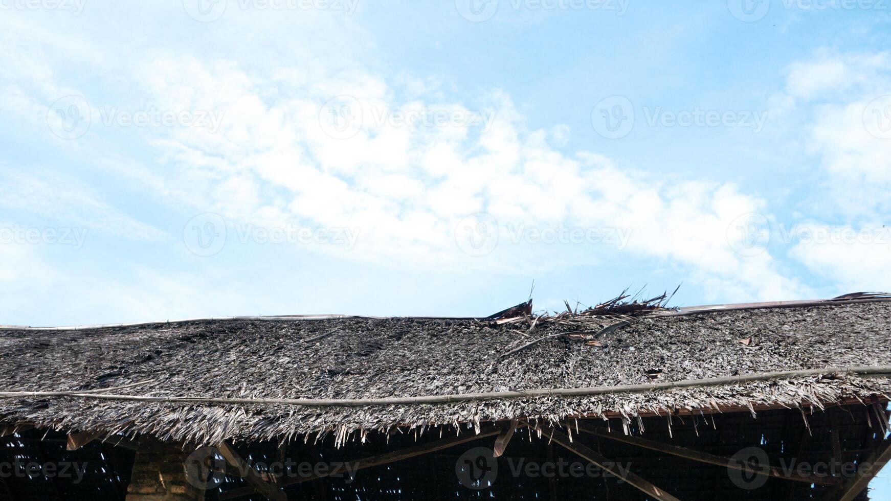 tradizionale tetto a partire dal Indonesia con un' chiaro blu cielo durante il giorno foto