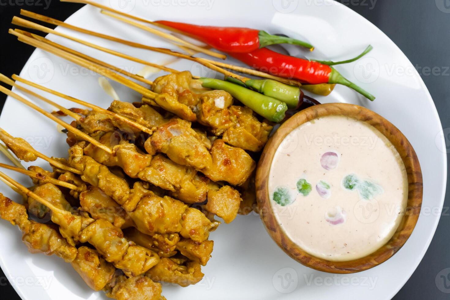 indulgere nel il bellezza di bellissimo satay, dove spiedini di marinato diletto siamo alla brace per d'oro perfezione, offerta un' sinfonia di gusto nel ogni mordere, un' culinario abilità artistica per assaporare foto