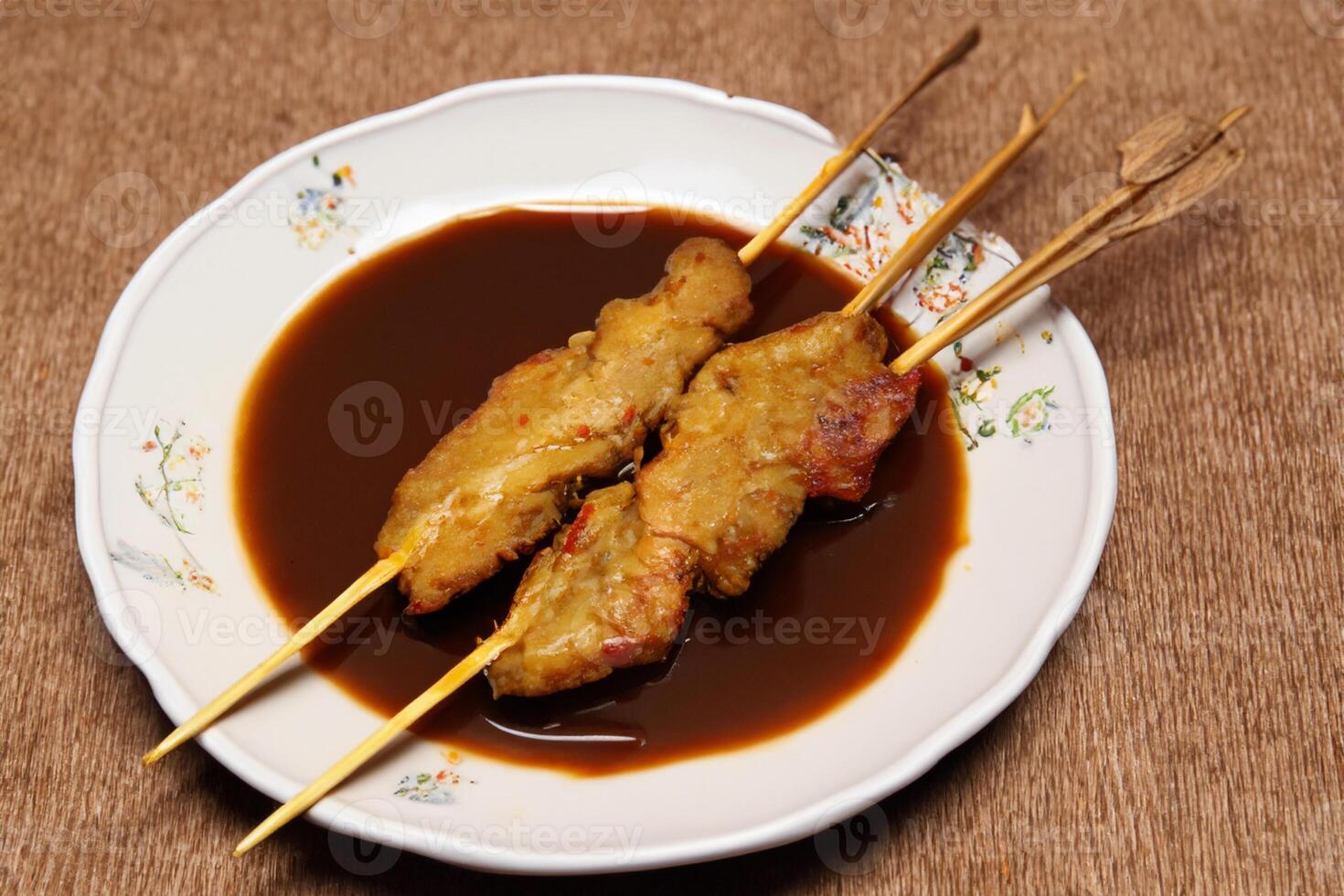 indulgere nel il bellezza di bellissimo satay, dove spiedini di marinato diletto siamo alla brace per d'oro perfezione, offerta un' sinfonia di gusto nel ogni mordere, un' culinario abilità artistica per assaporare foto