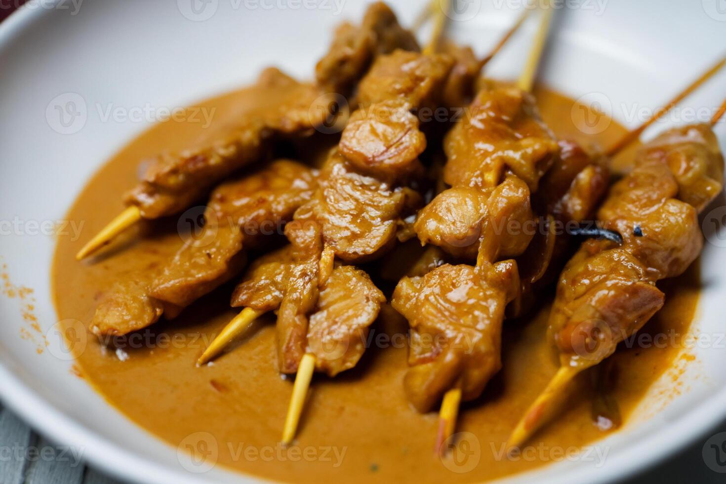 indulgere nel il bellezza di bellissimo satay, dove spiedini di marinato diletto siamo alla brace per d'oro perfezione, offerta un' sinfonia di gusto nel ogni mordere, un' culinario abilità artistica per assaporare foto