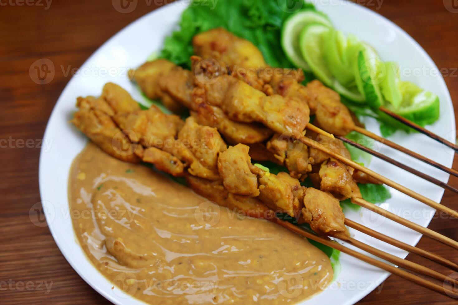 indulgere nel il bellezza di bellissimo satay, dove spiedini di marinato diletto siamo alla brace per d'oro perfezione, offerta un' sinfonia di gusto nel ogni mordere, un' culinario abilità artistica per assaporare foto