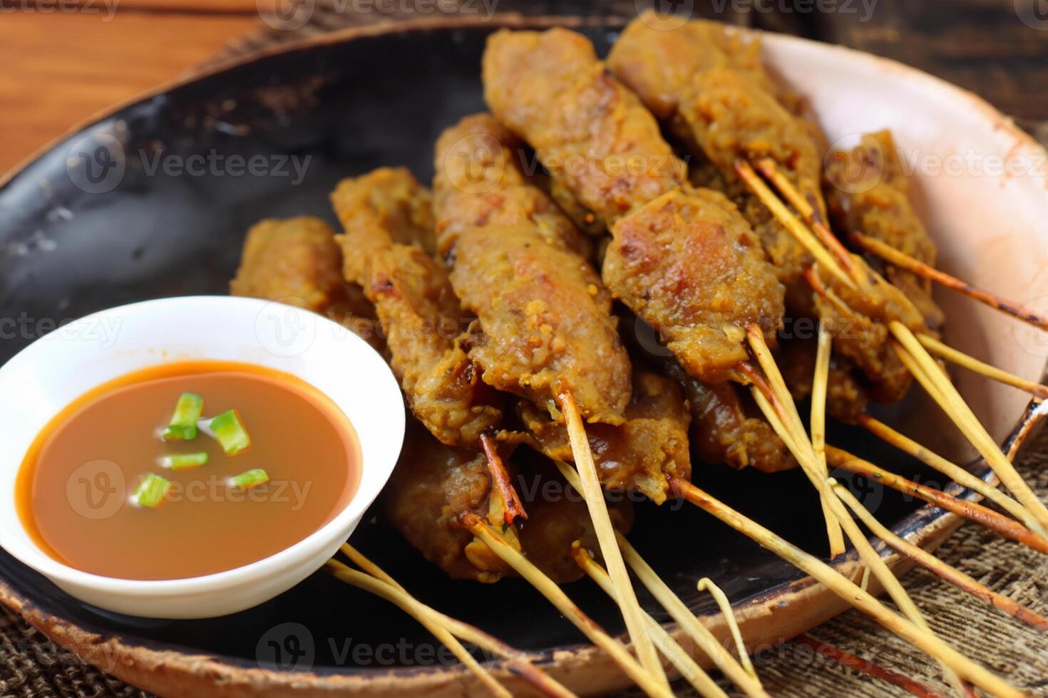 indulgere nel il bellezza di bellissimo satay, dove spiedini di marinato diletto siamo alla brace per d'oro perfezione, offerta un' sinfonia di gusto nel ogni mordere, un' culinario abilità artistica per assaporare foto