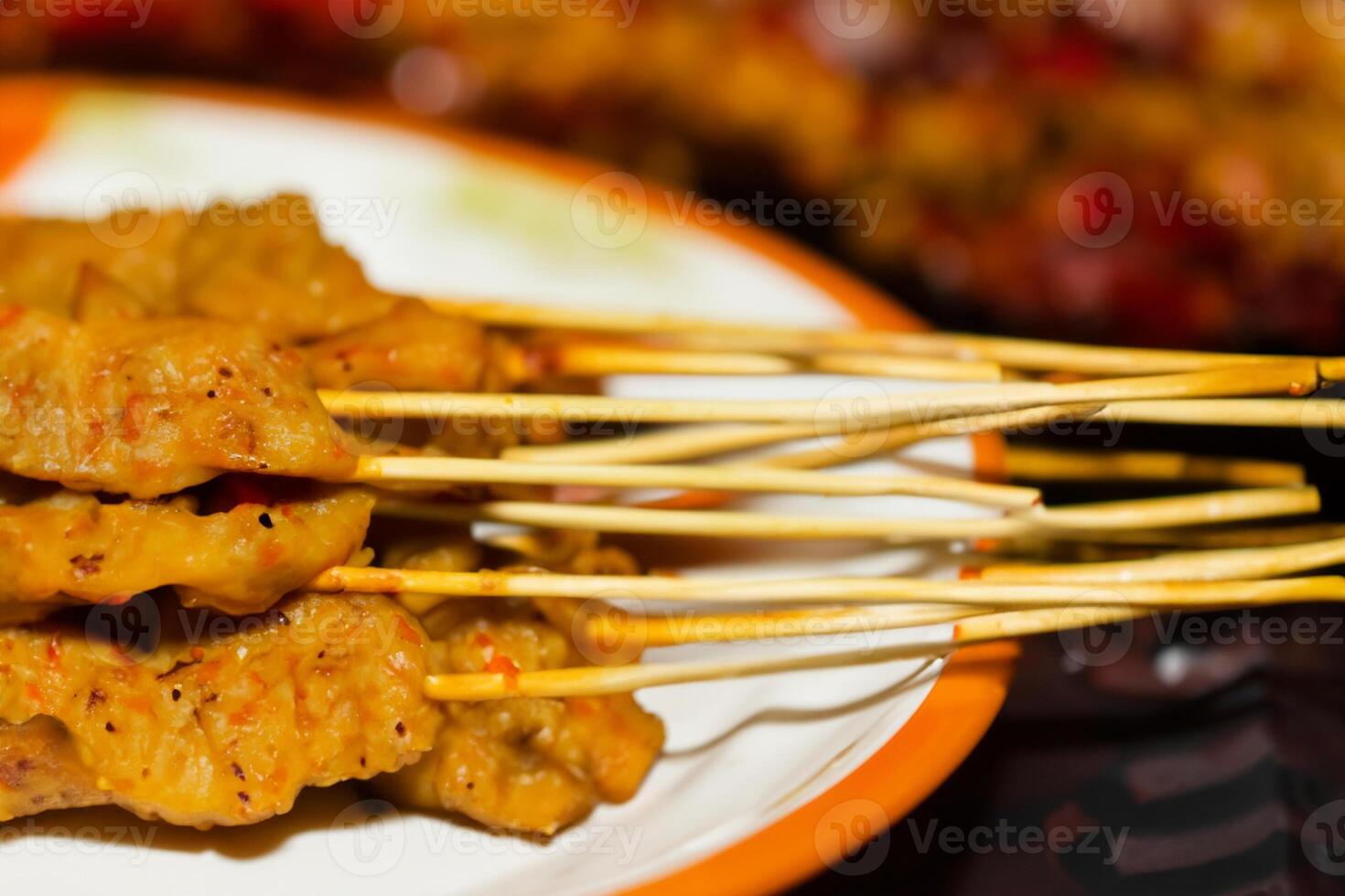 indulgere nel il bellezza di bellissimo satay, dove spiedini di marinato diletto siamo alla brace per d'oro perfezione, offerta un' sinfonia di gusto nel ogni mordere, un' culinario abilità artistica per assaporare foto