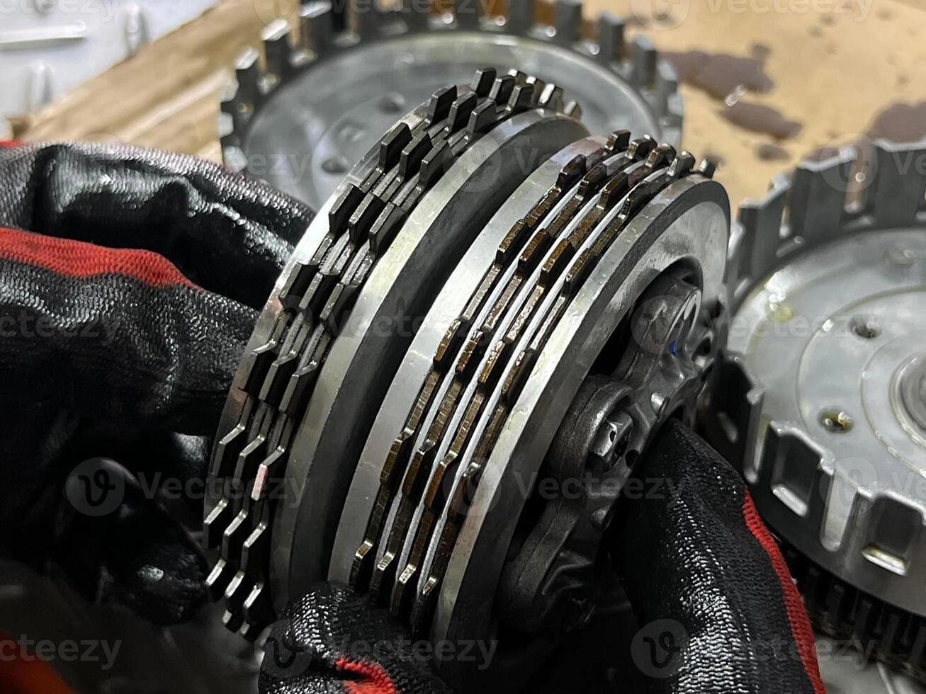 Manutenzione di motociclo motore frizione sistema. riparazione e Manutenzione motociclo concetto. foto