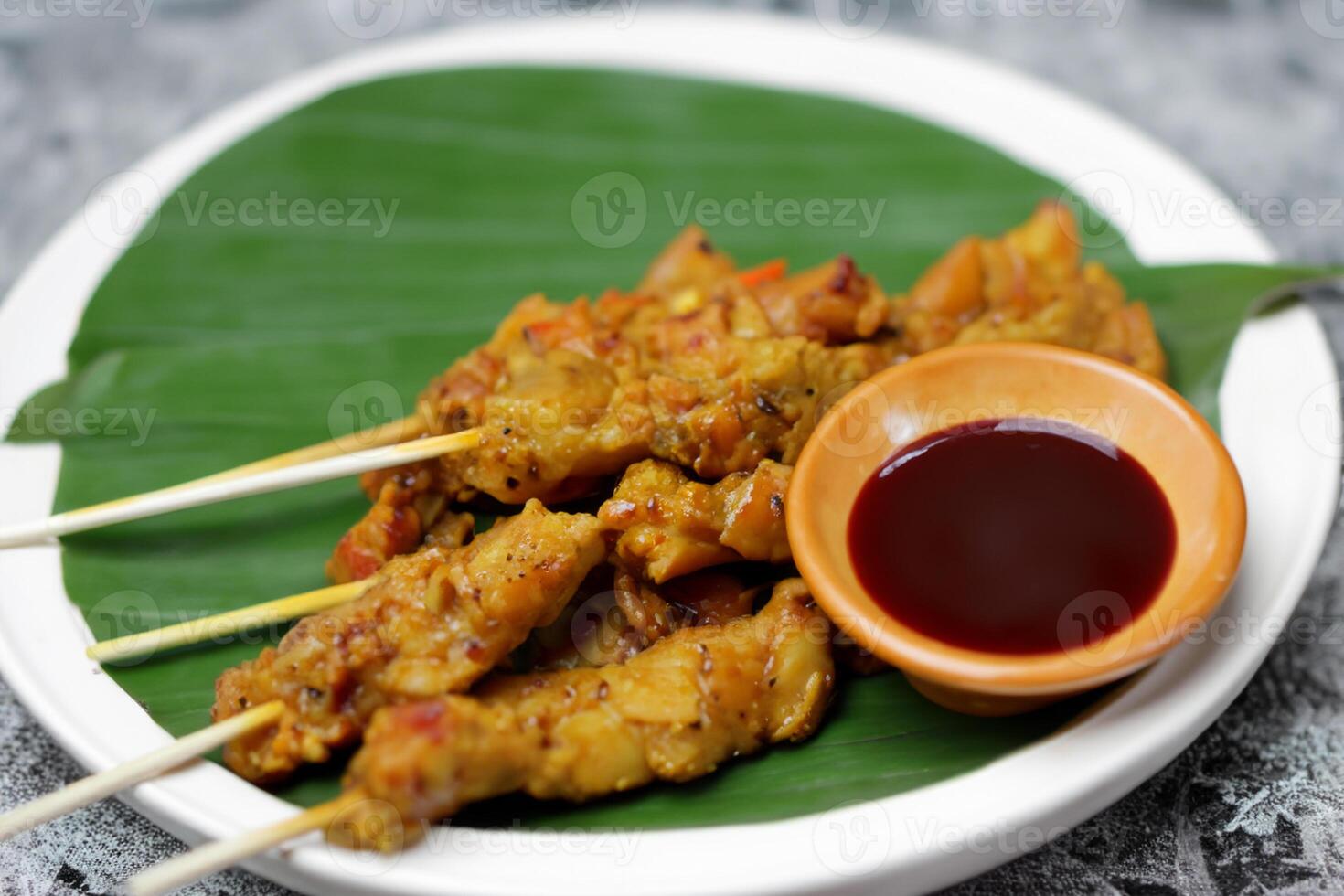 indulgere nel il bellezza di bellissimo satay, dove spiedini di marinato diletto siamo alla brace per d'oro perfezione, offerta un' sinfonia di gusto nel ogni mordere, un' culinario abilità artistica per assaporare foto