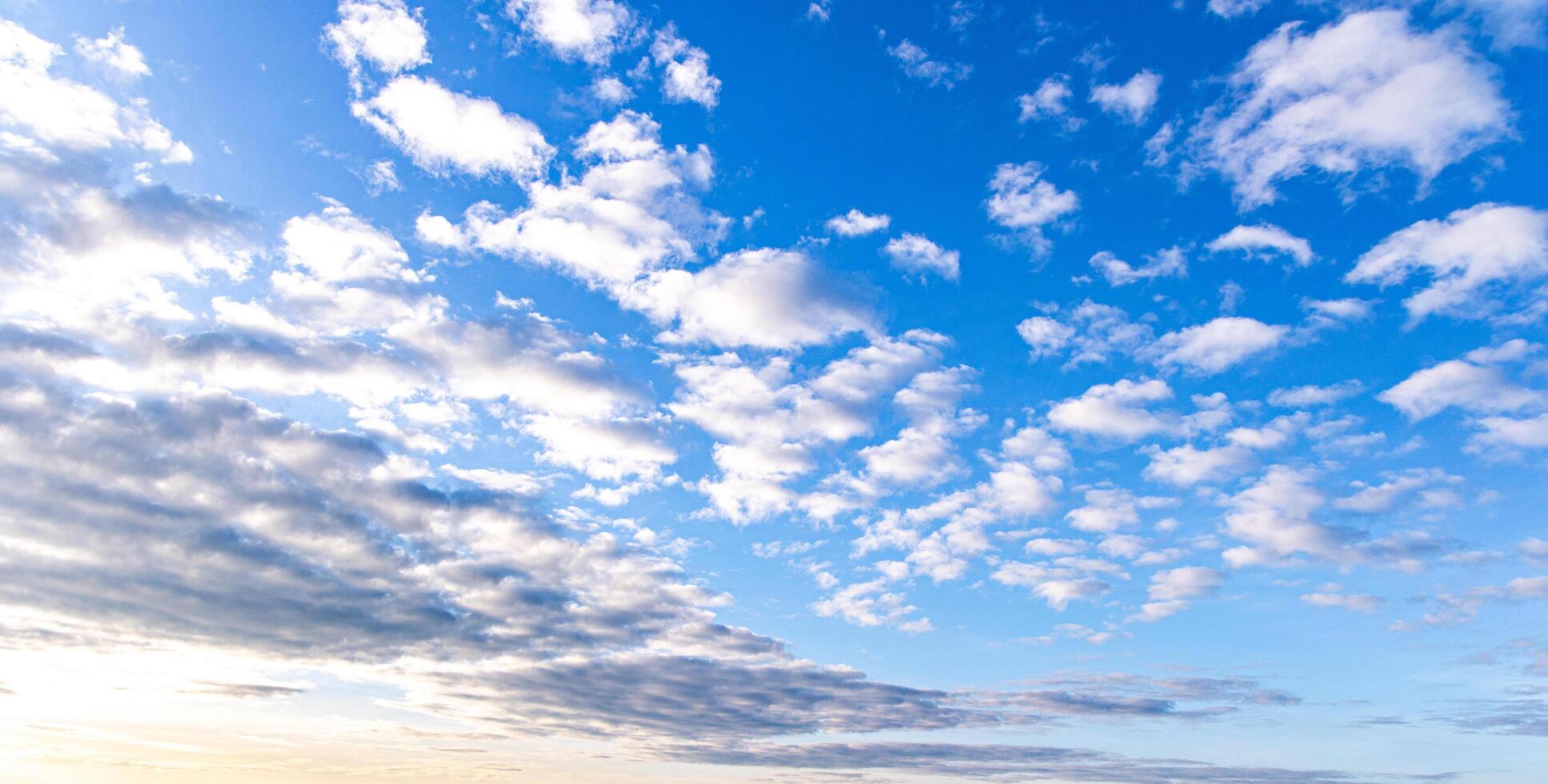 blu cielo mattina cielo su un' inverno mattina. foto