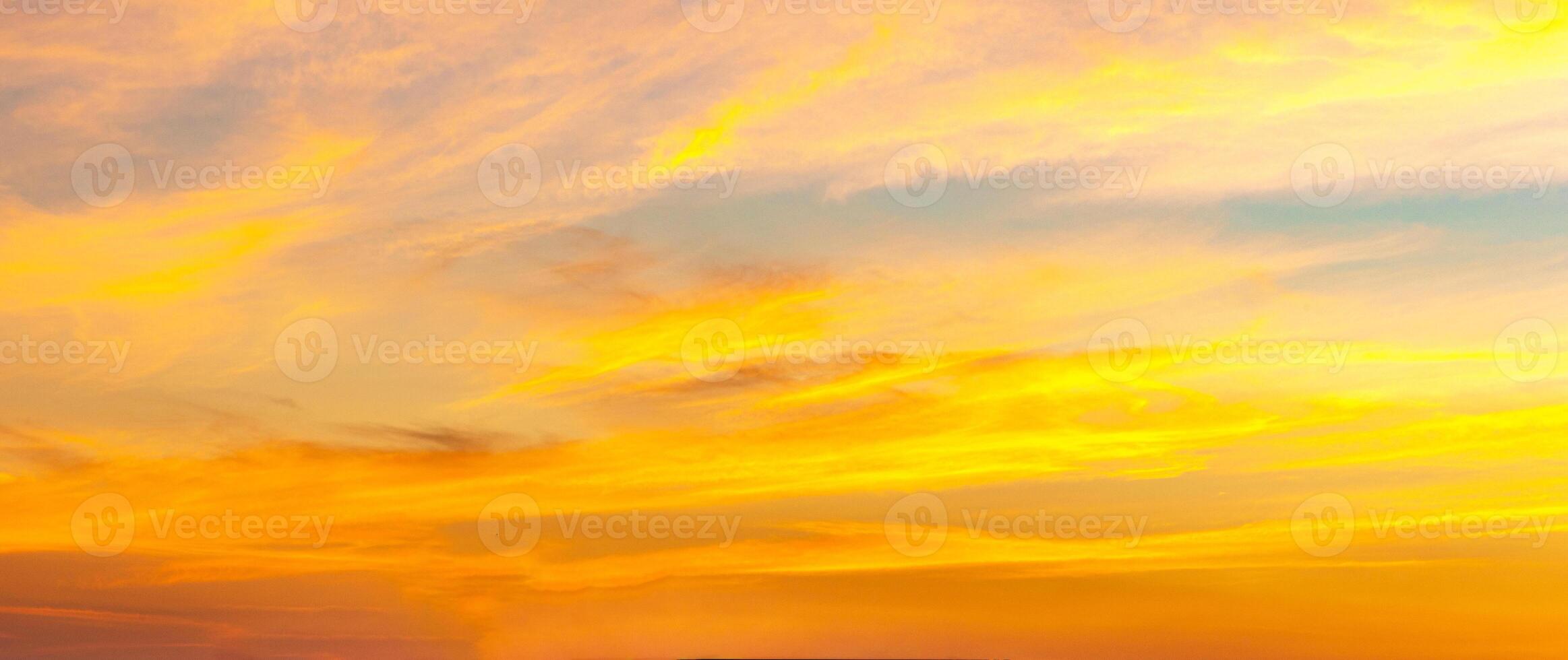 d'oro cielo il d'oro arancia splendore di il tramonto. colorato cielo nel inverno. foto