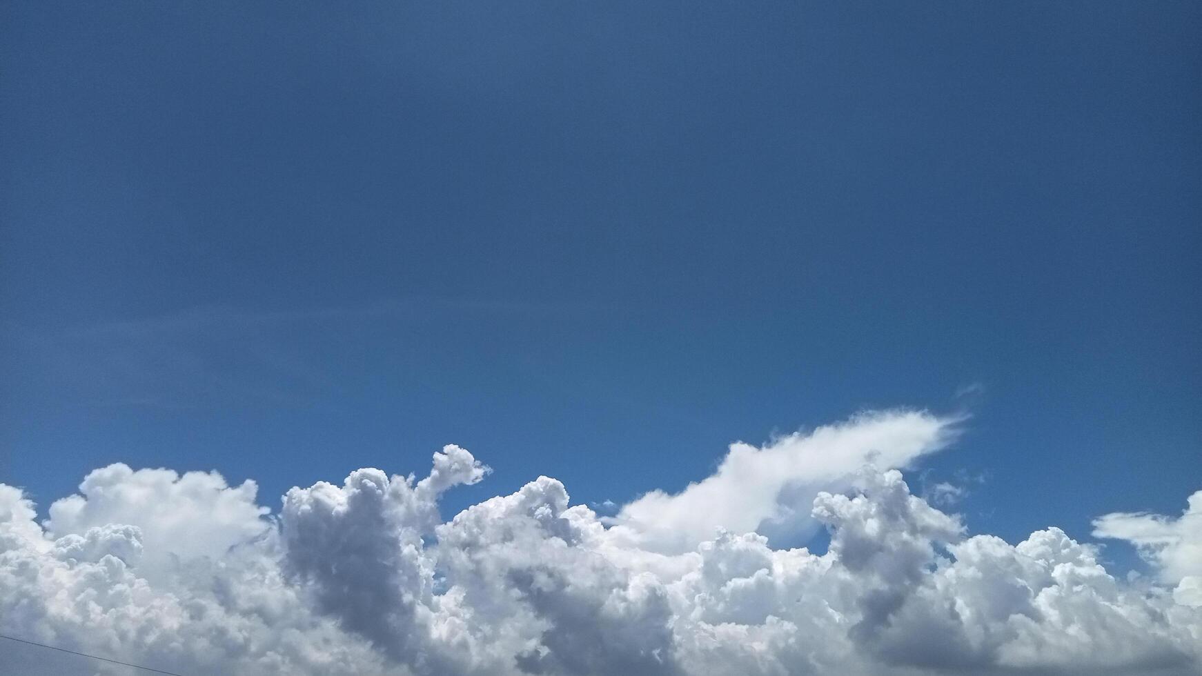 foto di bellissimo bianca nuvole tra il blu cielo