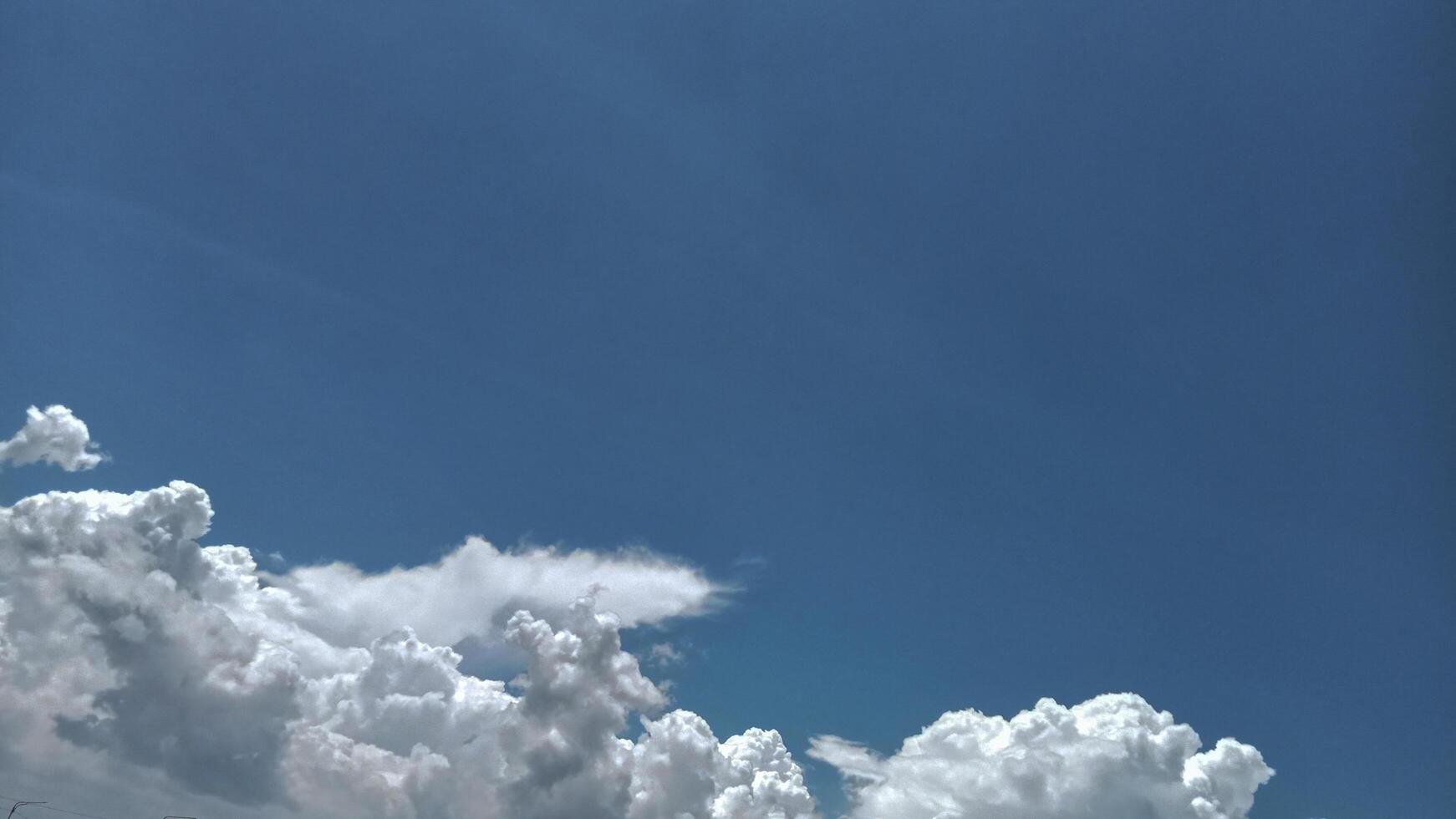 foto di bellissimo bianca nuvole tra il blu cielo