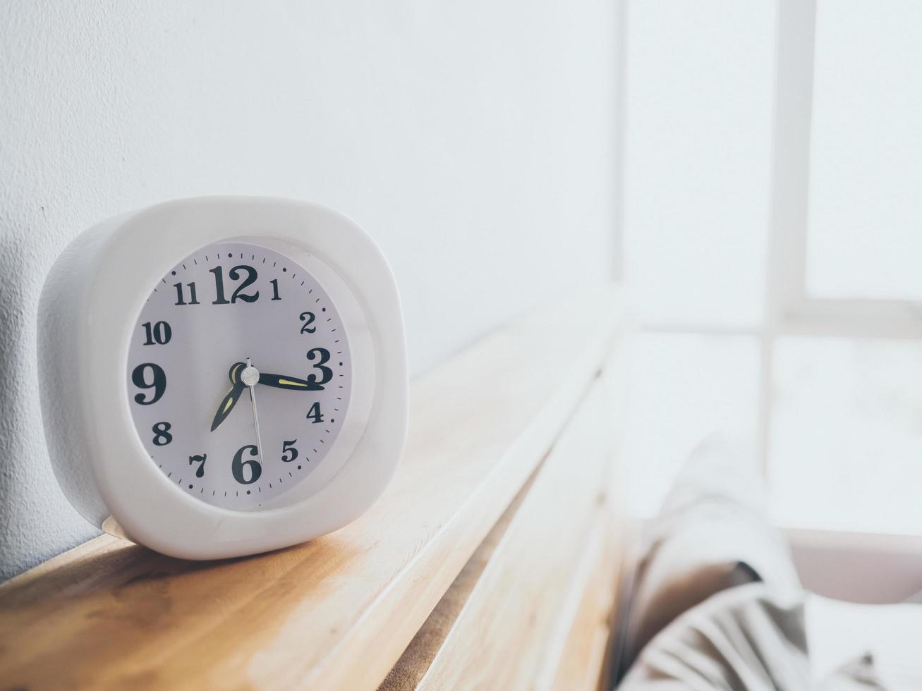 orologio sul letto al mattino. foto