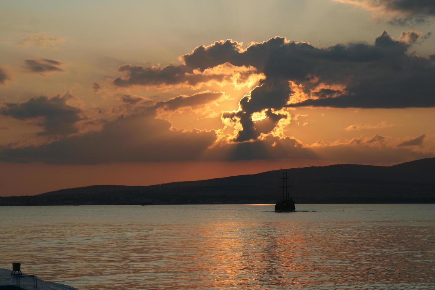 bel tramonto sopra il mar nero foto