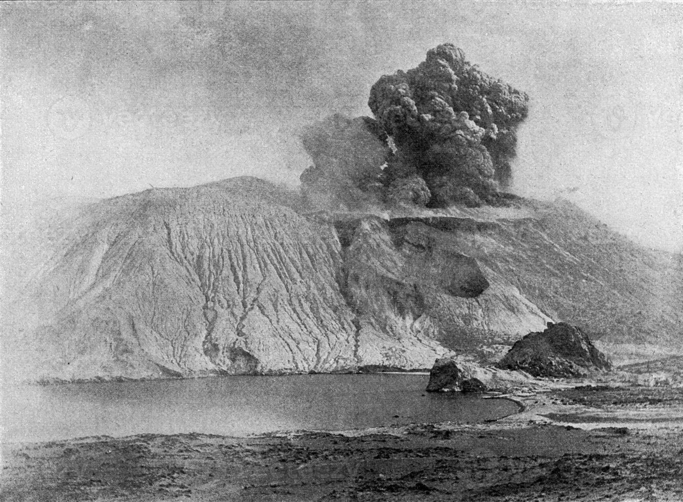 eruzione di vulcano nel 1888, Vintage ▾ incisione. foto