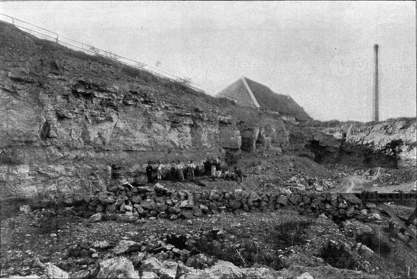 scavi nel il calcare tufo di eringsdorf vicino weimar, il cui, di chi più profondo strati contenere resti di diluvio mammiferi, Vintage ▾ incisione. foto