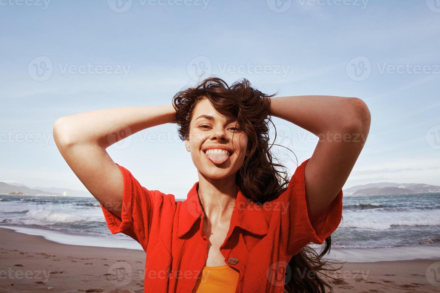 gioioso estate divertimento. sorridente donna Abbracciare una persona la libertà e felicità su un' soleggiato spiaggia foto