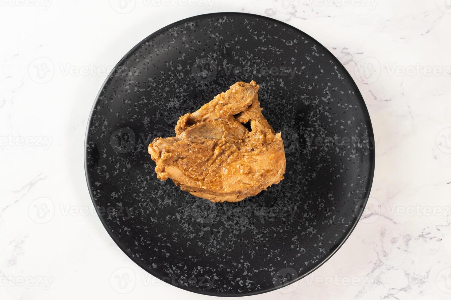 croccante fritte pollo pezzo nel un' piatto isolato su marmo sfondo superiore Visualizza veloce cibo foto