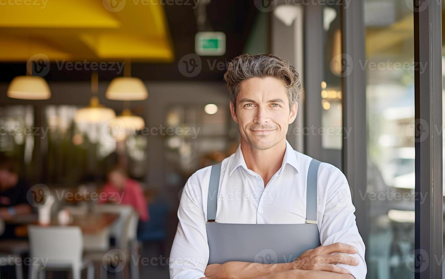 ai generato piccolo attività commerciale proprietario sorridente a Ingresso foto