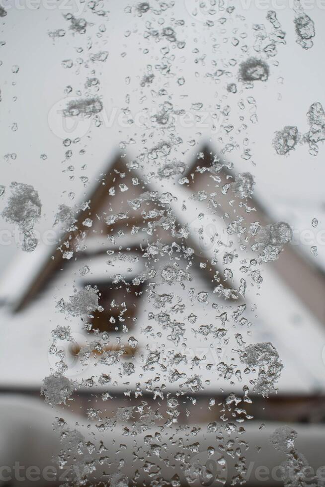 ghiaccio cristalli su un' finestra dopo nevicando nel il montagna cittadina di zakopane, Polonia. foto