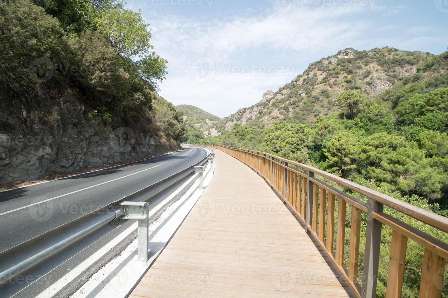 un Immagine di un' avvolgimento sentiero e strada attraverso il mediterraneo montagne. foto
