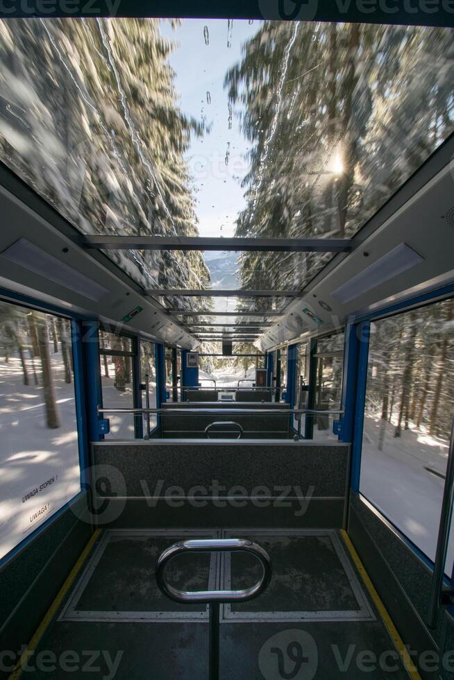 un Immagine a partire dal dentro un' in movimento montagna tram nel zakopane, Polonia. foto