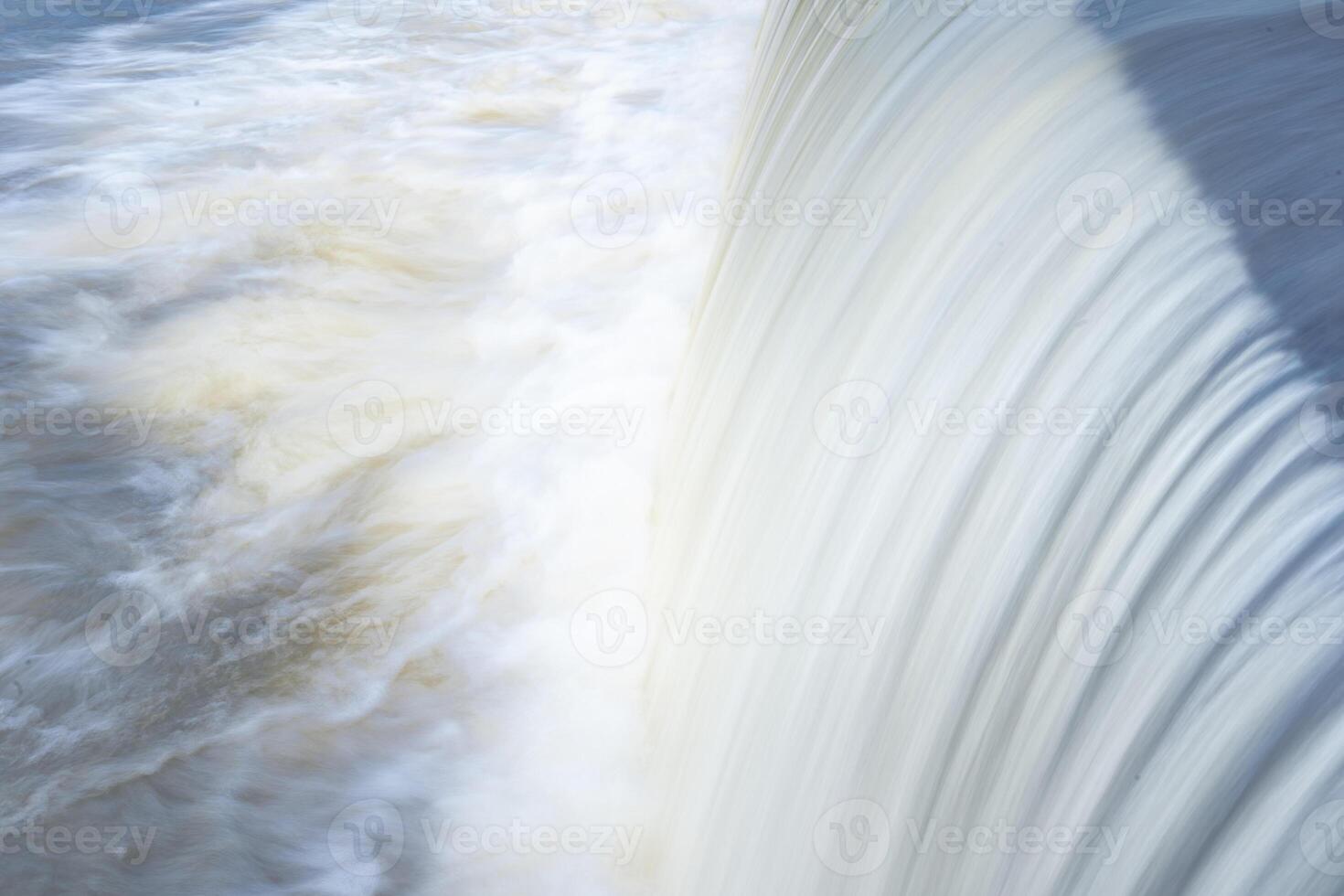 un' puro bianca cascata sfondo formato nel il fiume attraversoa dai un'occhiata diga foto