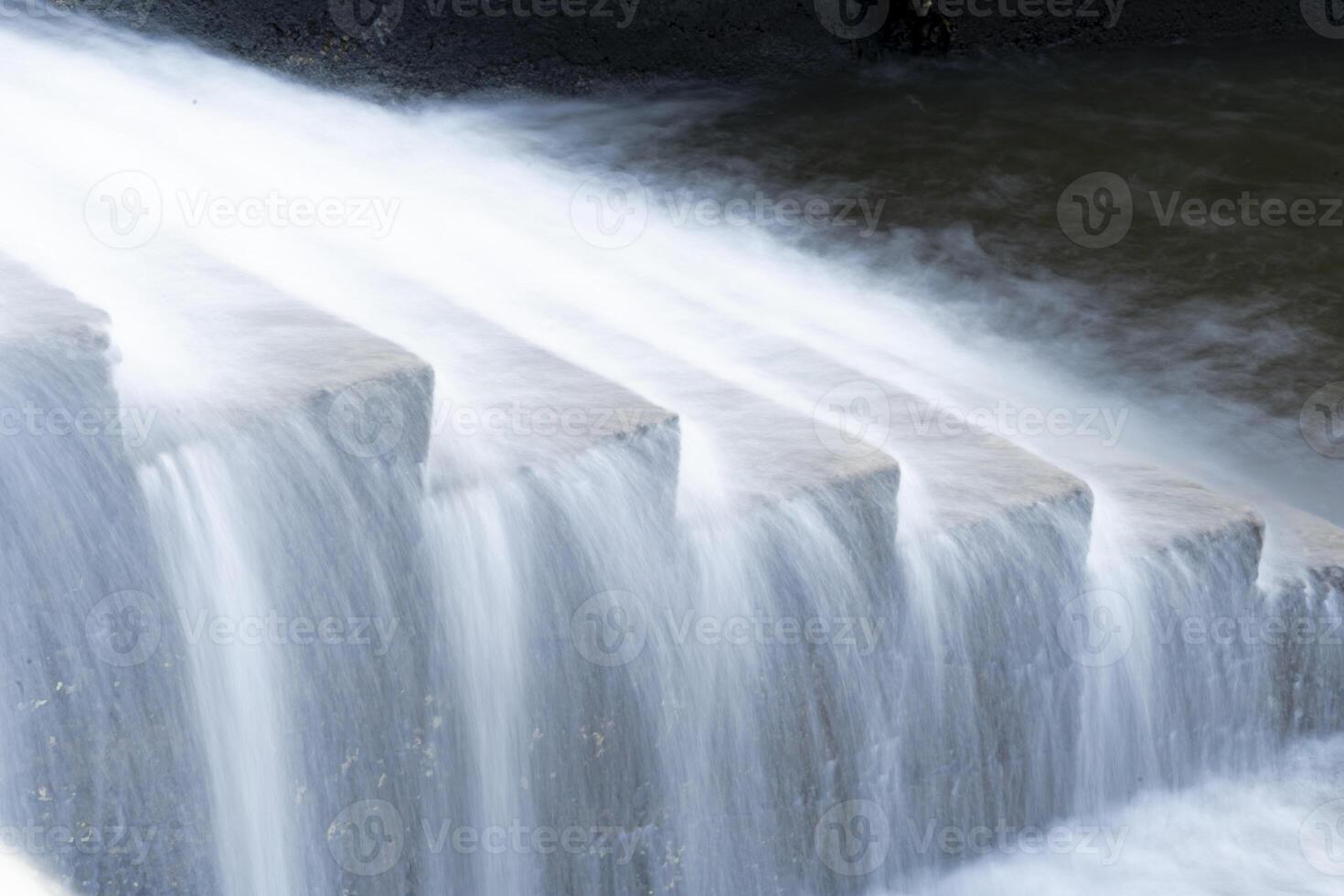 un' puro bianca cascata sfondo formato nel il fiume attraversoa dai un'occhiata diga foto