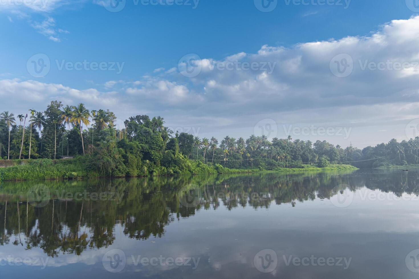 un' bellissimo scenario di paesaggio con fiume, cielo nel villaggio nel Kerala, India foto