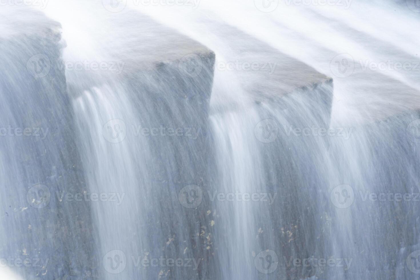 un' puro bianca cascata sfondo formato nel il fiume attraversoa dai un'occhiata diga foto