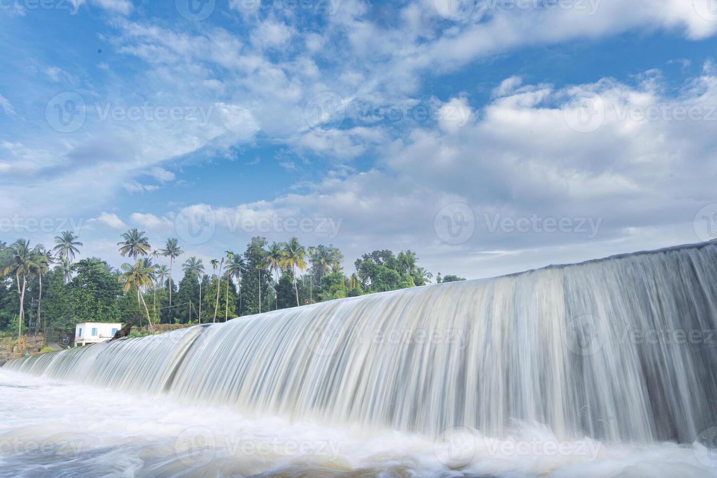 un' bellissimo Visualizza di un' cascata a partire dal un' dai un'occhiata diga nel Kerala, India. foto