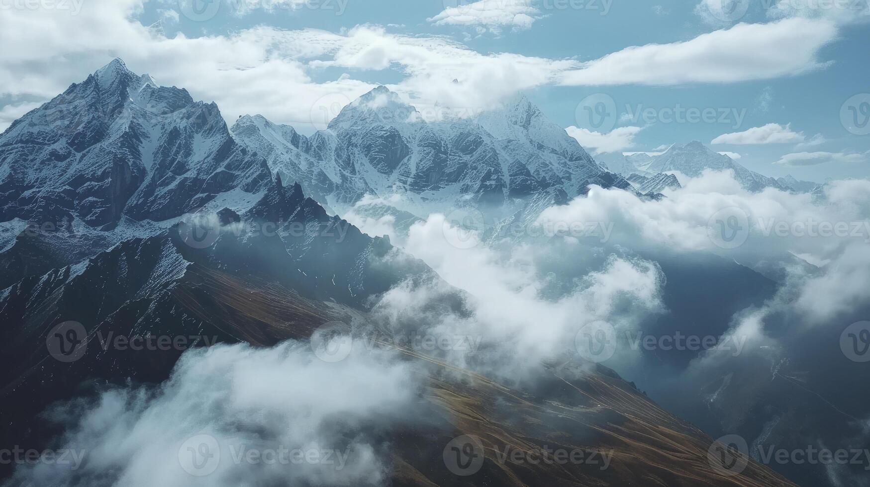 ai generato maestoso snow-capped montagne, torreggiante picchi avvolto nel nuvole, evocando un' senso di grandezza e serenità. foto