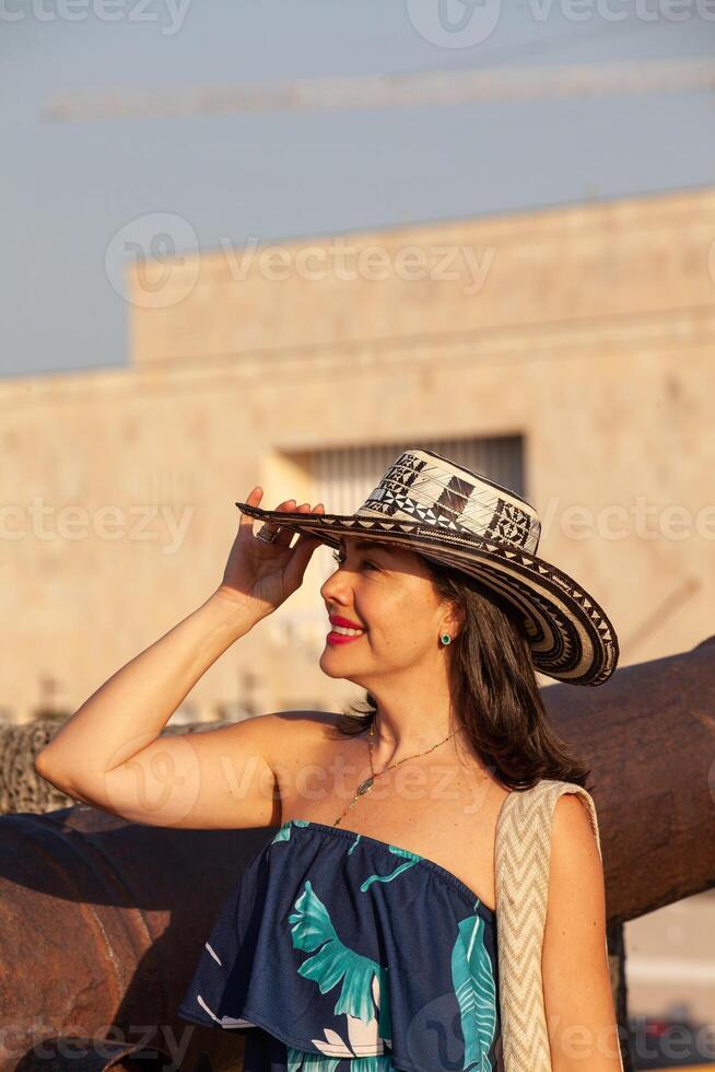 bellissimo donna indossare il tradizionale colombiano cappello chiamato sombrero vueltiao a san ignacio murata nel il storico cartagena de indie murato città foto