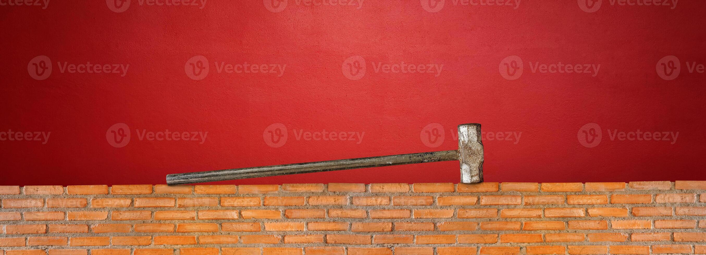 martello su rosso mattone parete rosso cemento sfondo foto