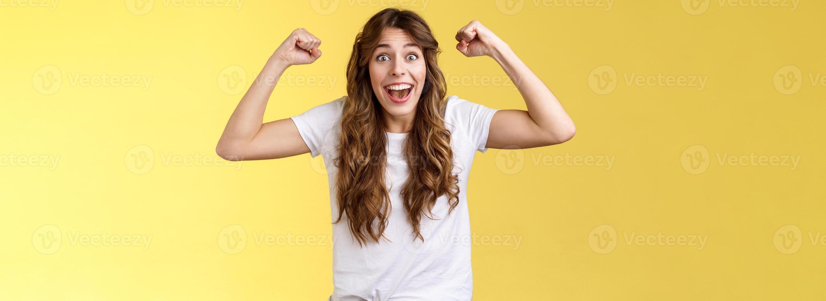 fortunato ragazza sensazione piace vincitore. trionfante eccitato allegro giovane donna aumentare mani cazzotto pompa su celebrativo sorridente a grandi linee entusiasta urla supporto radice preferito squadra raggiungere successo foto