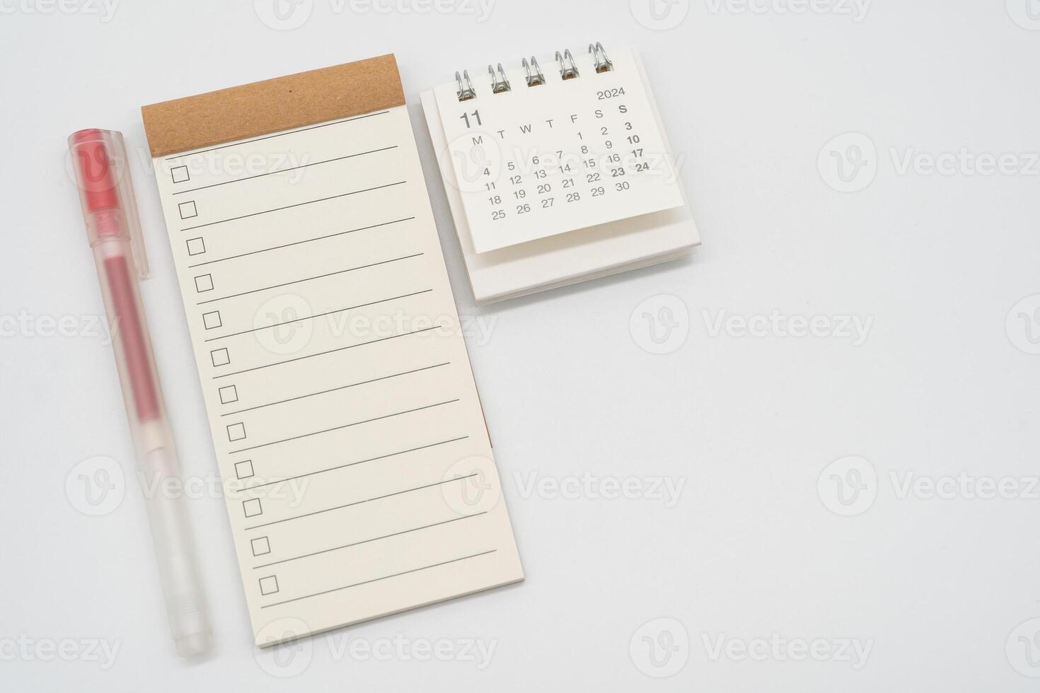 vuoto dai un'occhiata elenco o vuoto piccolo bloc notes con casella di controllo e semplice scrivania calendario per novembre 2024. vuoto lista di controllo per testo. copia spazio. foto