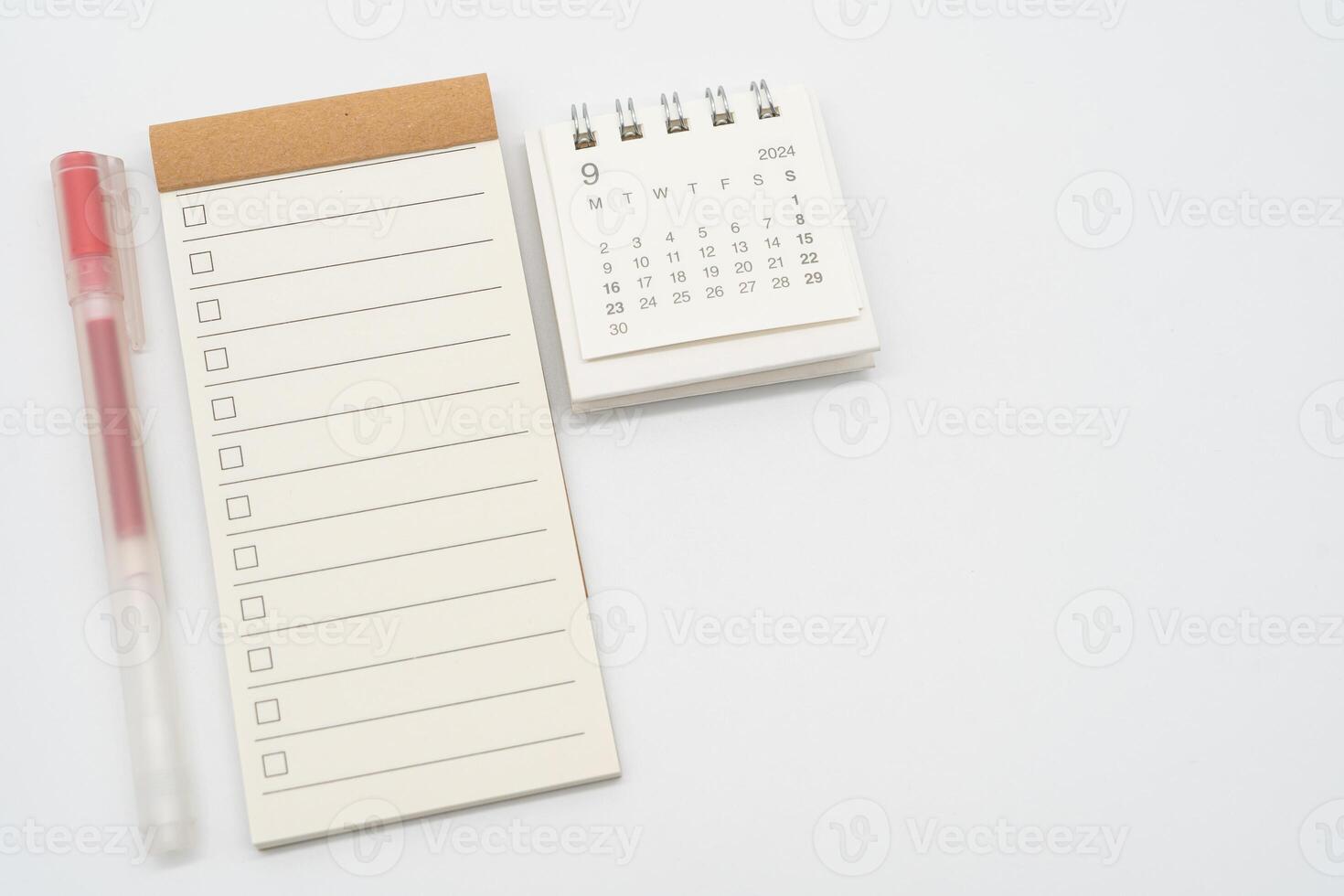 vuoto dai un'occhiata elenco o vuoto piccolo bloc notes con casella di controllo e semplice scrivania calendario per settembre 2024. vuoto lista di controllo per testo. copia spazio. foto