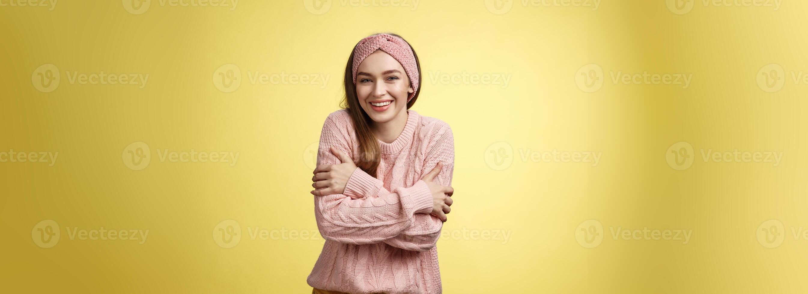 ottenere freddo, meglio mettere su cappotto. affascinante carino giovane tenero europeo donna indossare maglione Abbracciare una persona corpo attraversare braccia al di sopra di il petto, abbracciare se stessa per riscaldamento sensazione freddo, tremito, sorridente foto