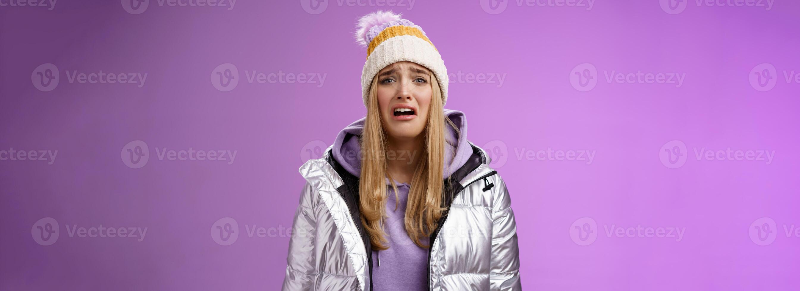 irritato singhiozzando miserabile carino biondo donna nel argento elegante giacca cappello pianto piagnucolare infelice sentire tristezza angoscia Guarda deluso lamentarsi crudele vita, sfortunato in piedi viola sfondo foto