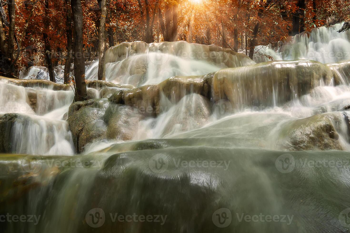 calcare cascata nel il autunno foto