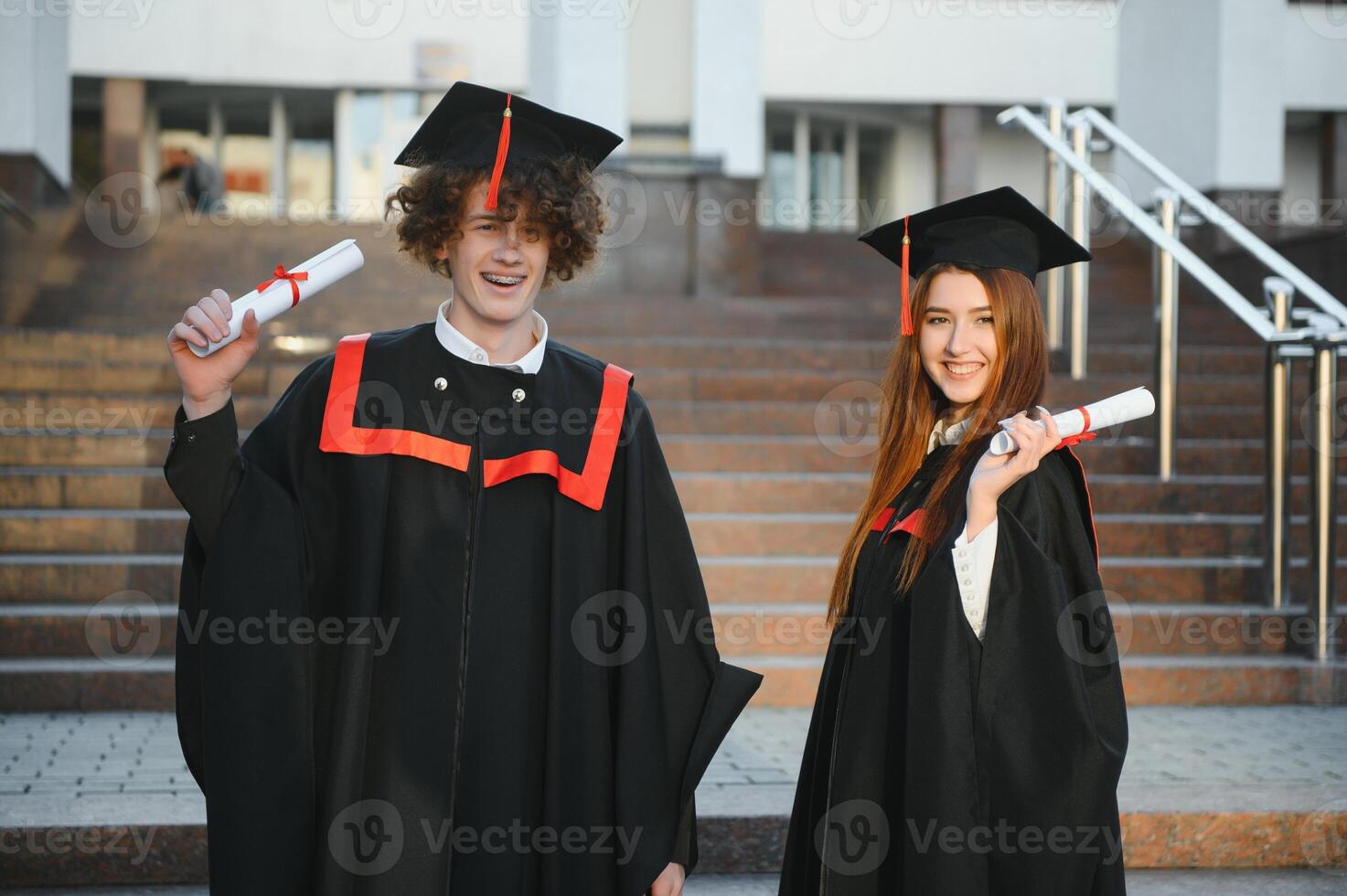 ritratto di Due contento laurea studenti. foto