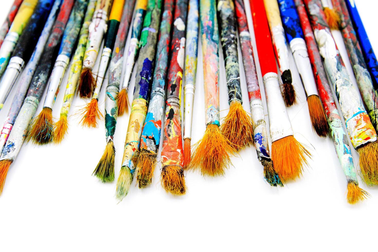 molti colorato pennello di artista essere macchiato acqua o acrilico colore isolato su bianca sfondo e selettivo messa a fuoco. oggetto, attrezzo e arte concetto foto