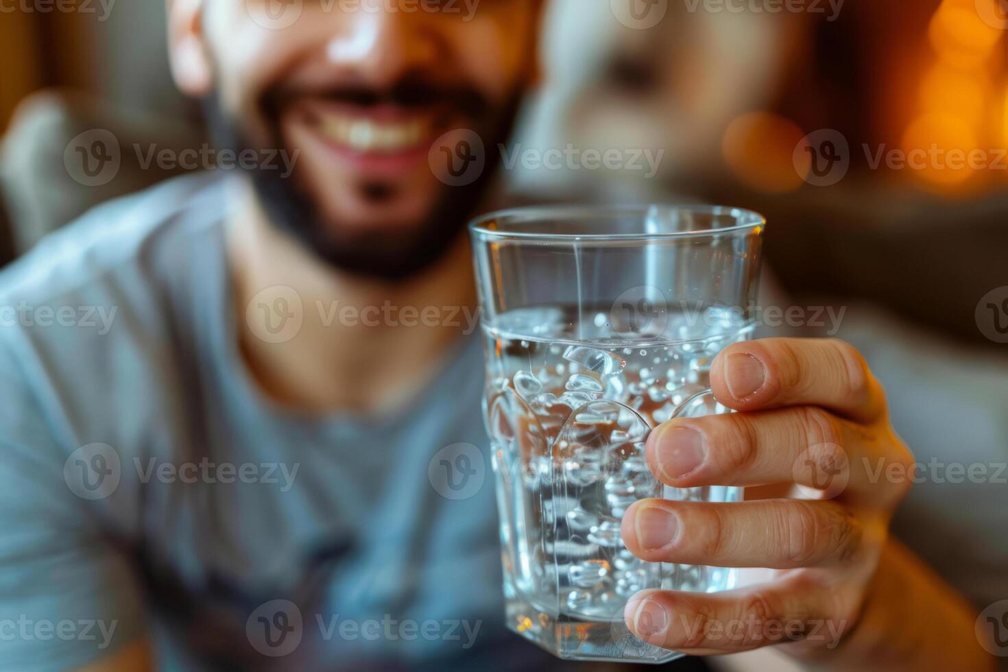 ai generato giovane uomo detiene un' bicchiere di potabile pulito minerale acqua nel vivente camera. generativo ai foto