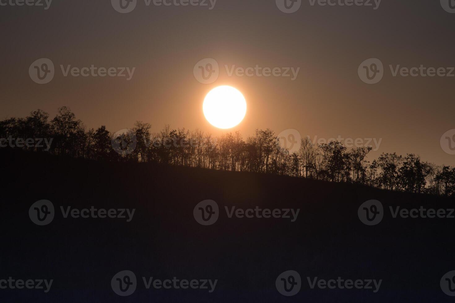 paesaggio Visualizza di tramonto sopra montagna con colorato cielo foto