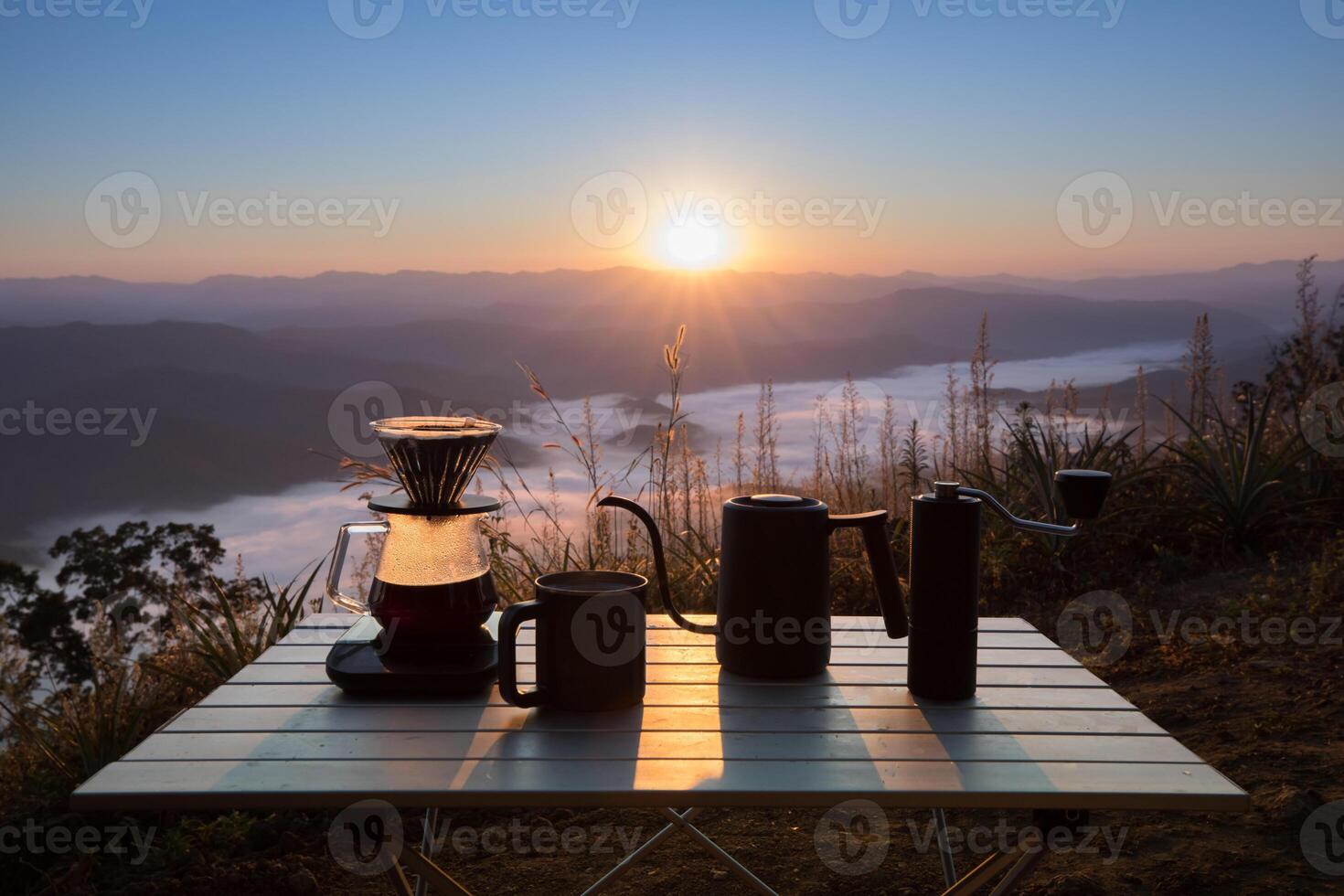 immersione caffè impostato su montagna sfondo foto