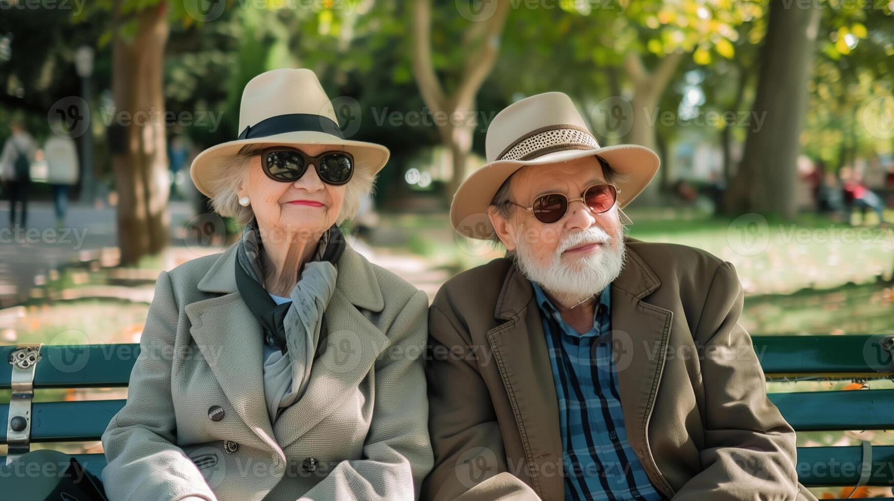 ai generato anziano coppia godendo tranquillo, calmo tempo su parco panca, elegante gli anziani con cappelli nel autunno foto