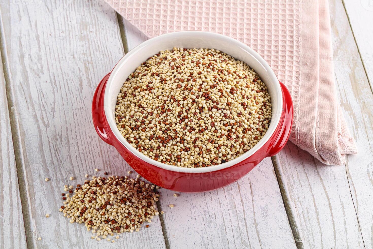 crudo asciutto quinoa cereale grano foto