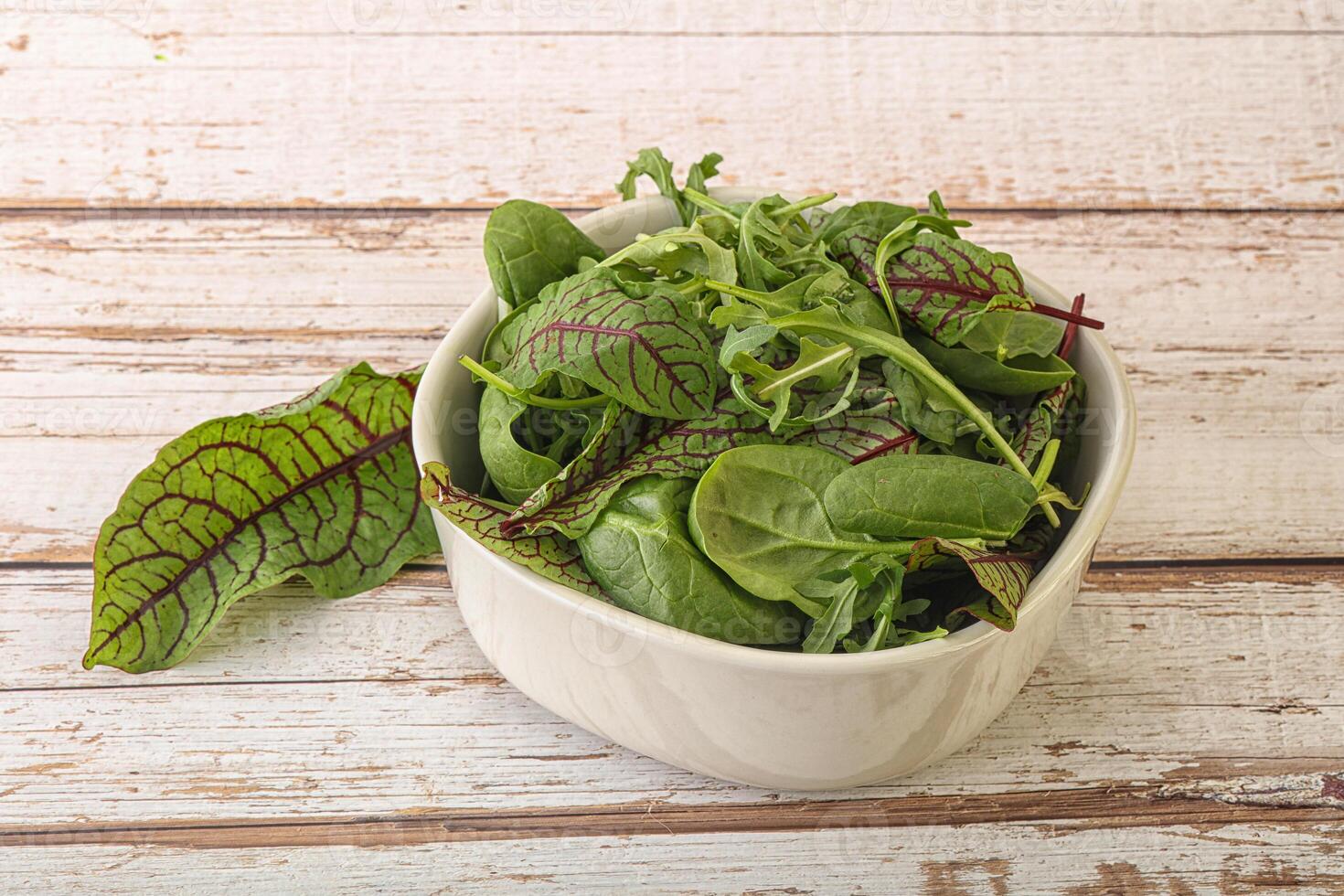 insalata verde nella ciotola foto